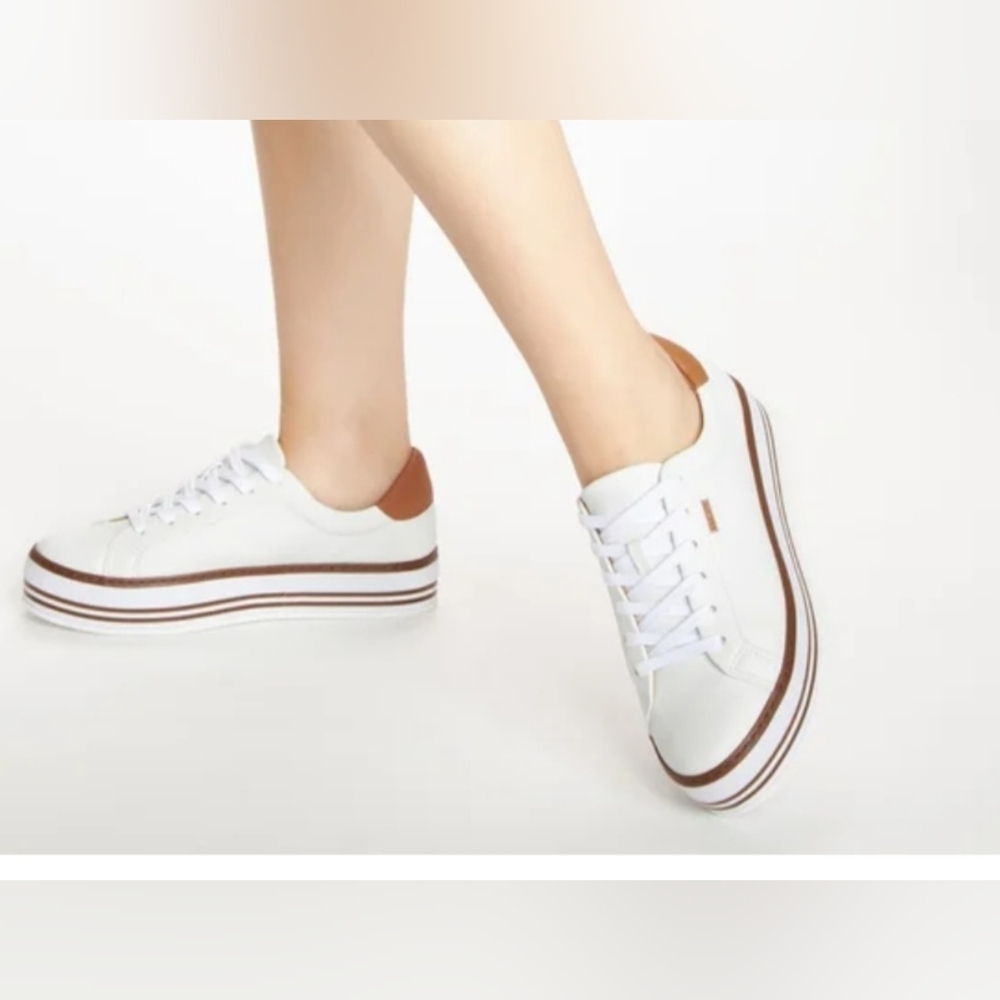 AnaCapri Paula Platform Sneaker. Ladies Size 8 (38)